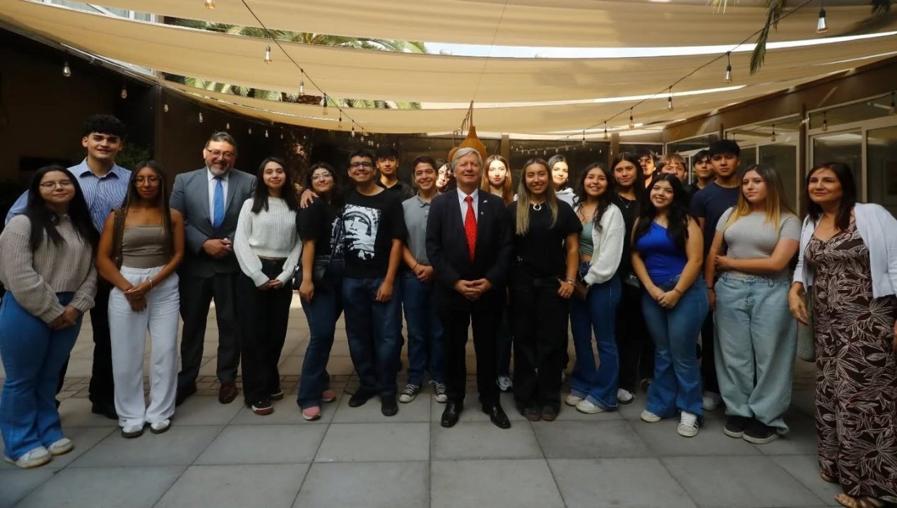 /curico-reconoce-a-estudiantes-destacados-en-la-paes-2025