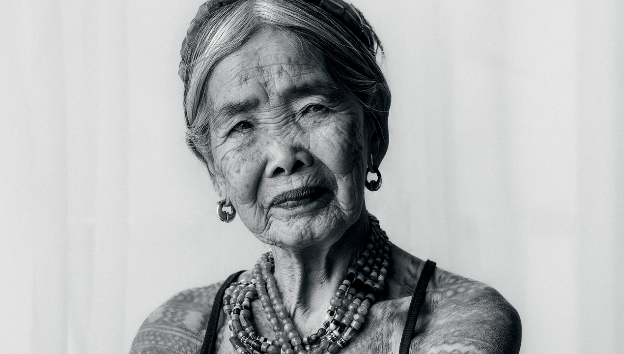 /tatuadora-filipina-de-106-anos-se-convierte-en-portada-de-vogue