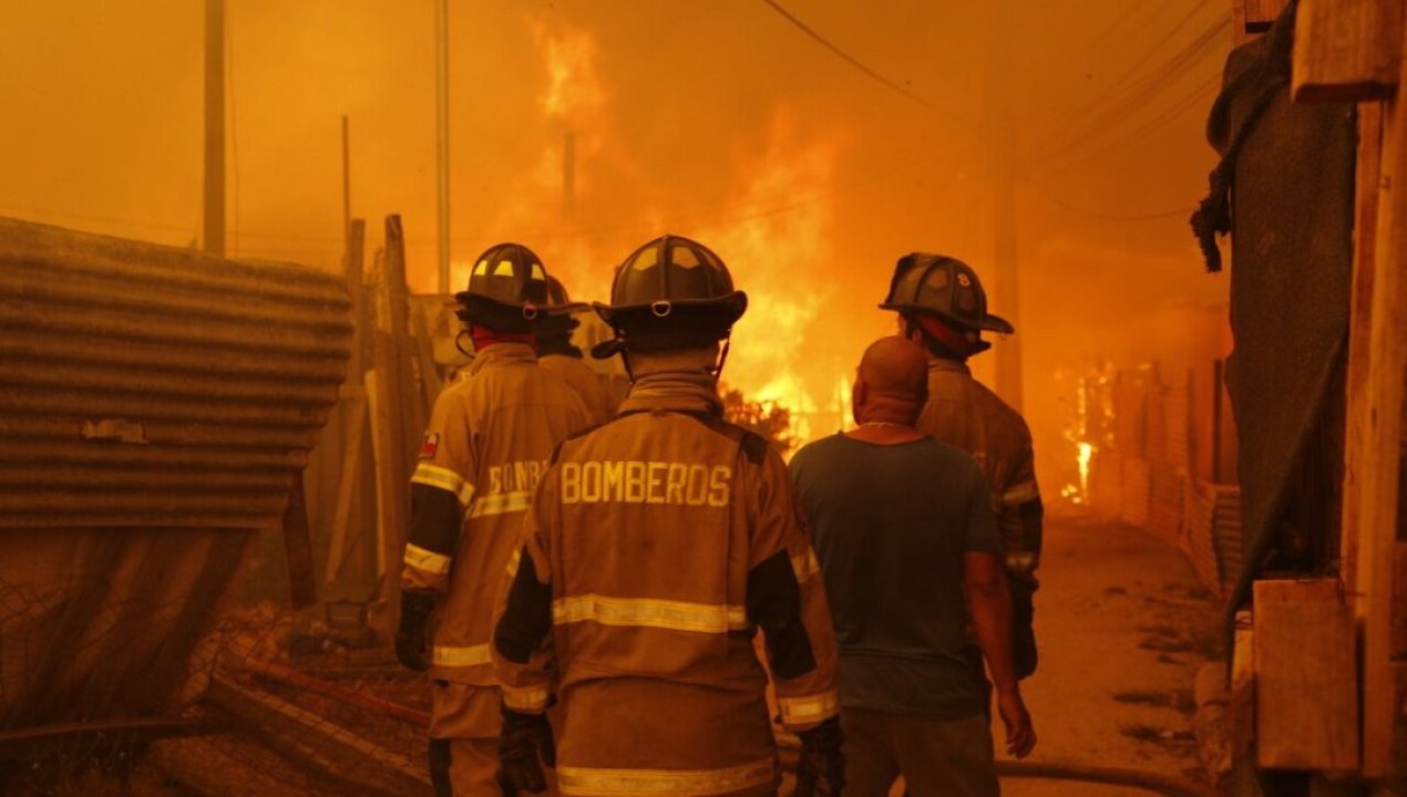 /regionales/region-de-valparaiso/bomberos-de-vina-del-mar-dan-por-superada-emergencia-por-incendios