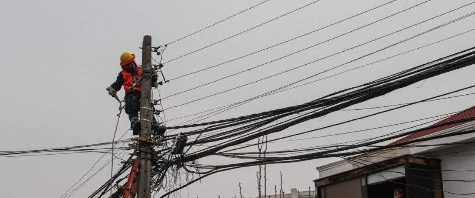 Cámara Baja aprueba proyecto que faculta a los municipios a retirar cables aéreos en desuso