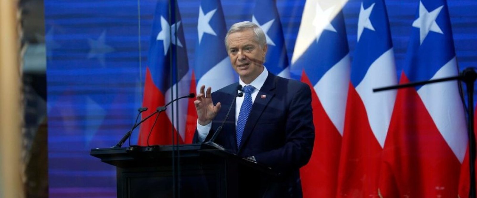 Kast da discurso con vidrio blindado en Viña