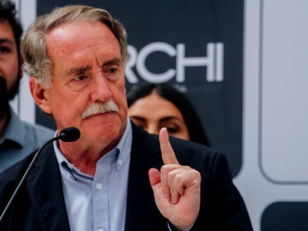 “Vengo enojado”: Eduardo Artés lanza frase al inicio del debate Anatel tras tenso cruce con periodistas