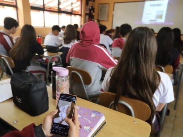 Más de la mitad de los países restringe el uso de celulares en colegios, según la Unesco