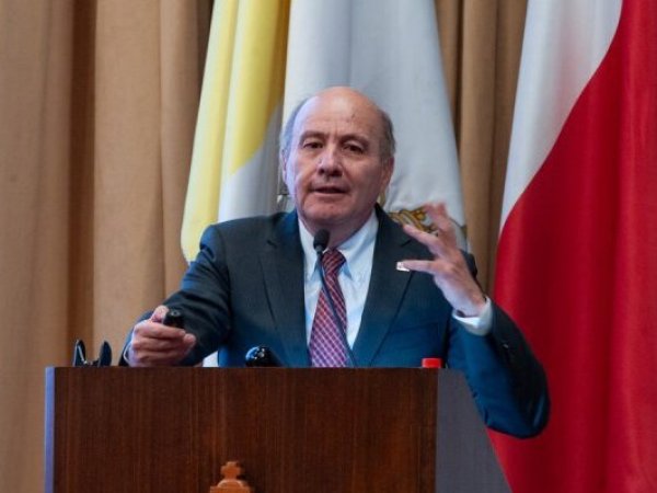 Comisión de Hacienda continúa votación de megarreforma en medio de fuerte tensión política